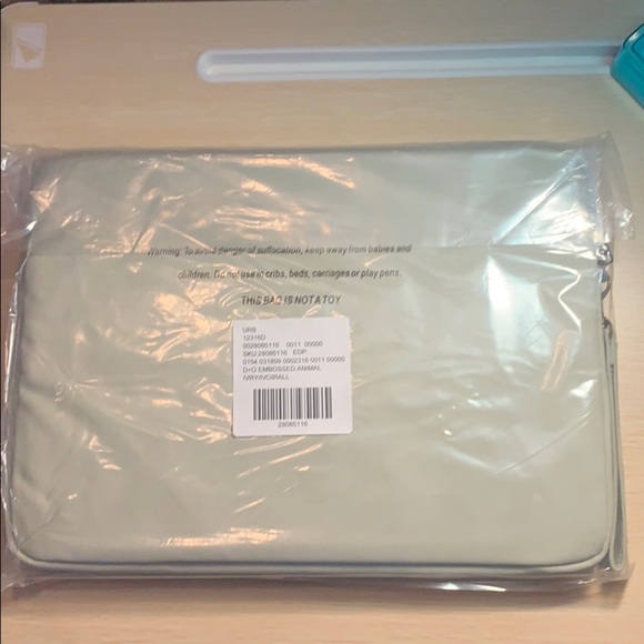 🔥 Deena & Ozzy Tiger Embroidered Laptop Sleeve – Urban Outfitters​ - Picture 2 of 3